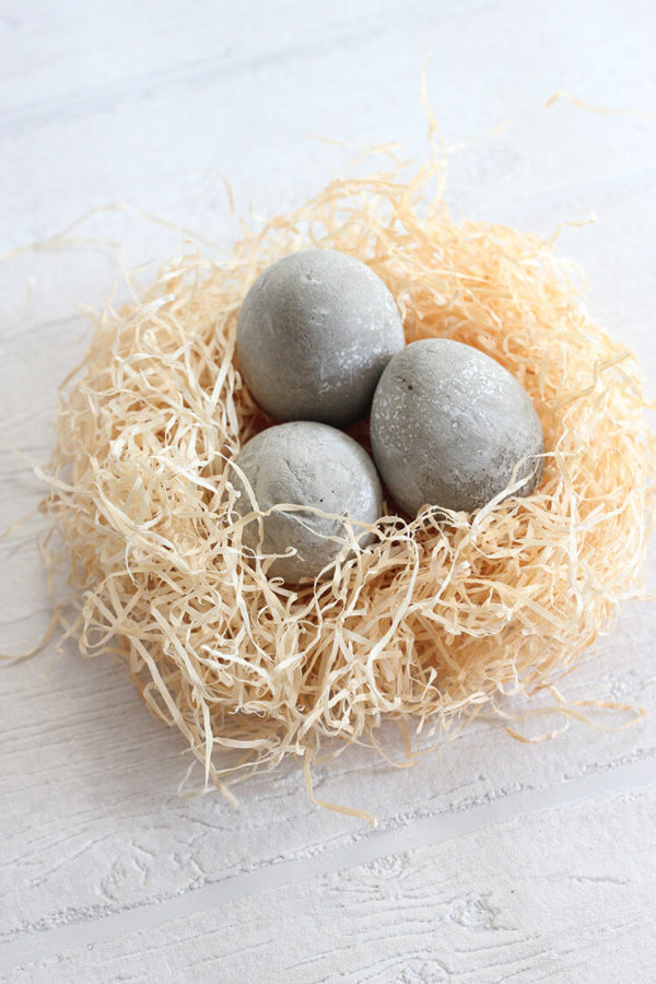 Faux concrete Easter eggs DIY